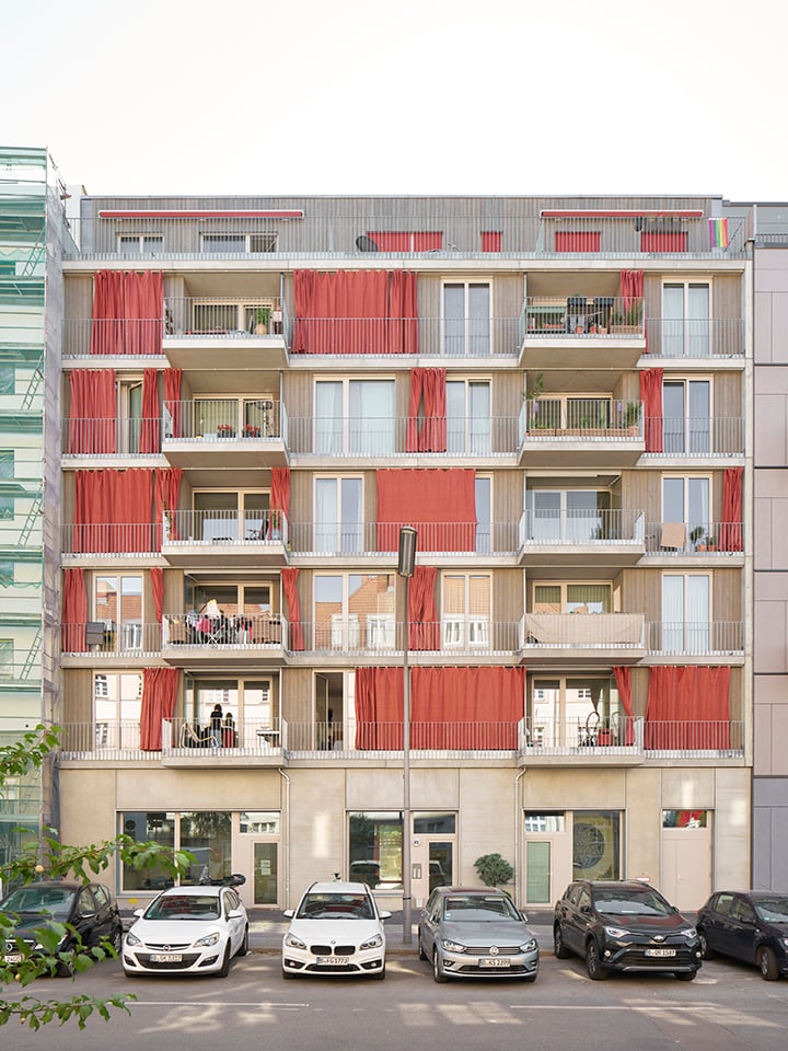 Das siebengeschossige Wohnhaus gab eine Baugruppe in Auftrag.