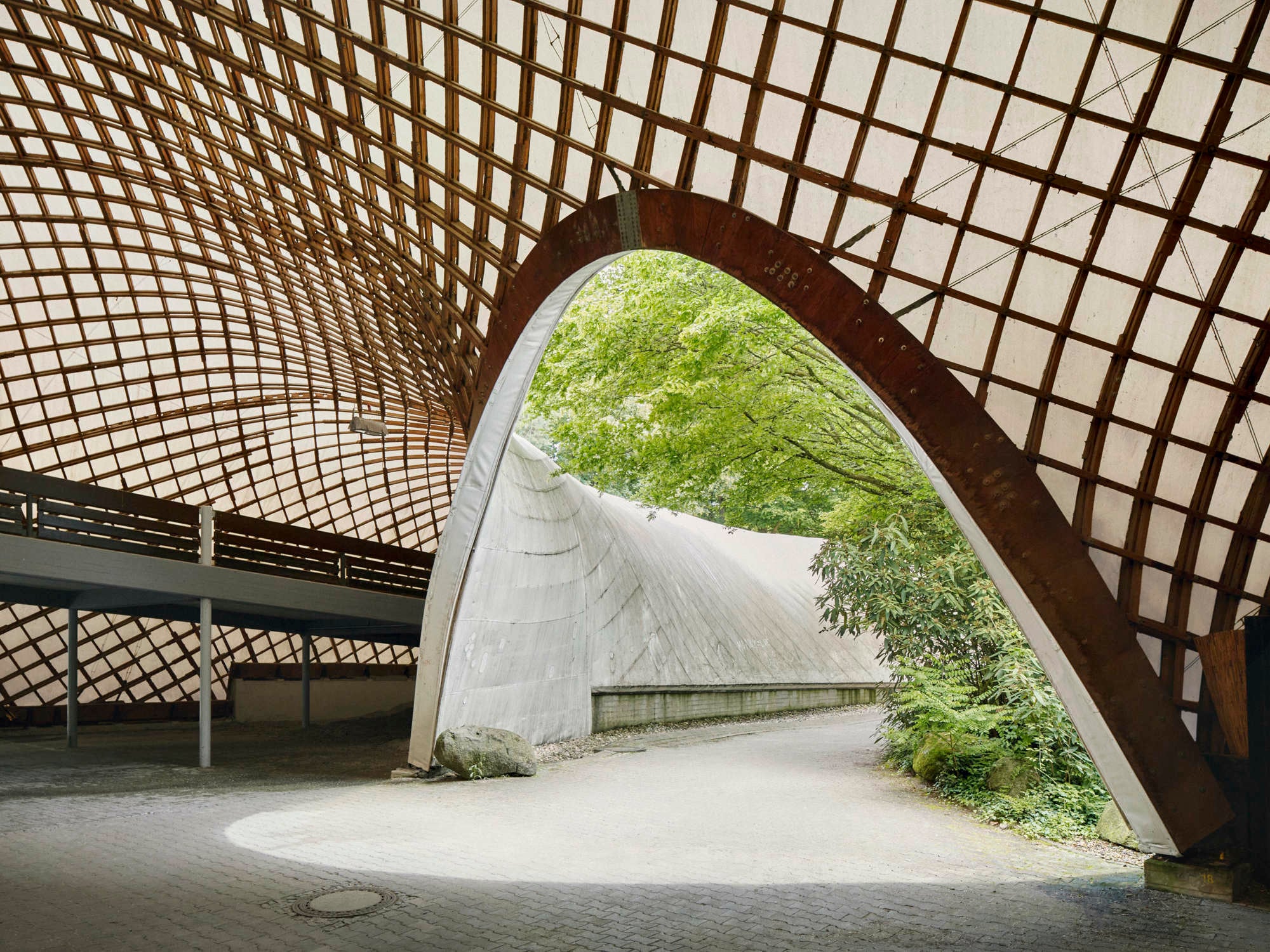 Dach und Fassade zugleich: Die Multihalle in Mannheim gilt als ein bedeutendes Beispiel für organische Architektur.