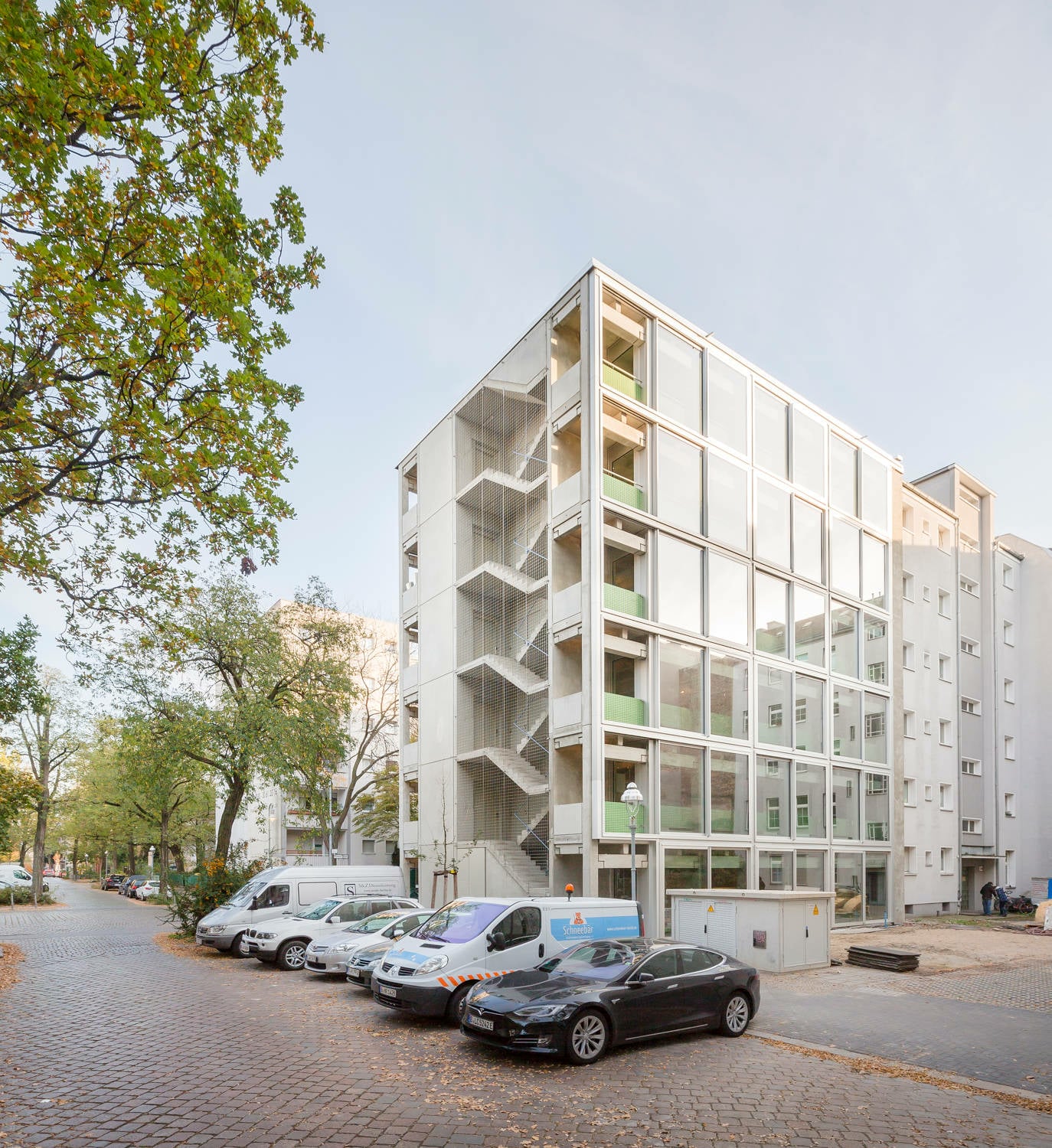 Das Geb&auml;ude ist ein Versuchsbau des berliner Architekturb&uuml;ros FAR frohn&amp;rojas und f&uuml;llt eine kriegsbedingte Baul&uuml;cke im Herzen Moabits.