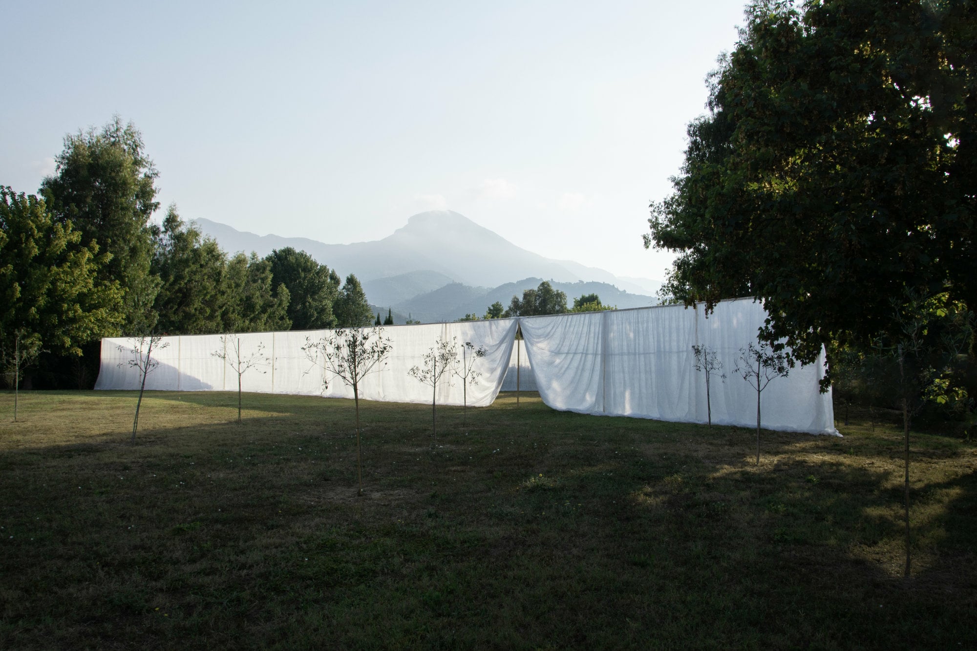 Nur aus Vorhängen besteht der von den Architekturbüros Grazzini Tonazzini und Giorgia Colombo Architetto geplante temporäre Arginvecchio Pavillon.