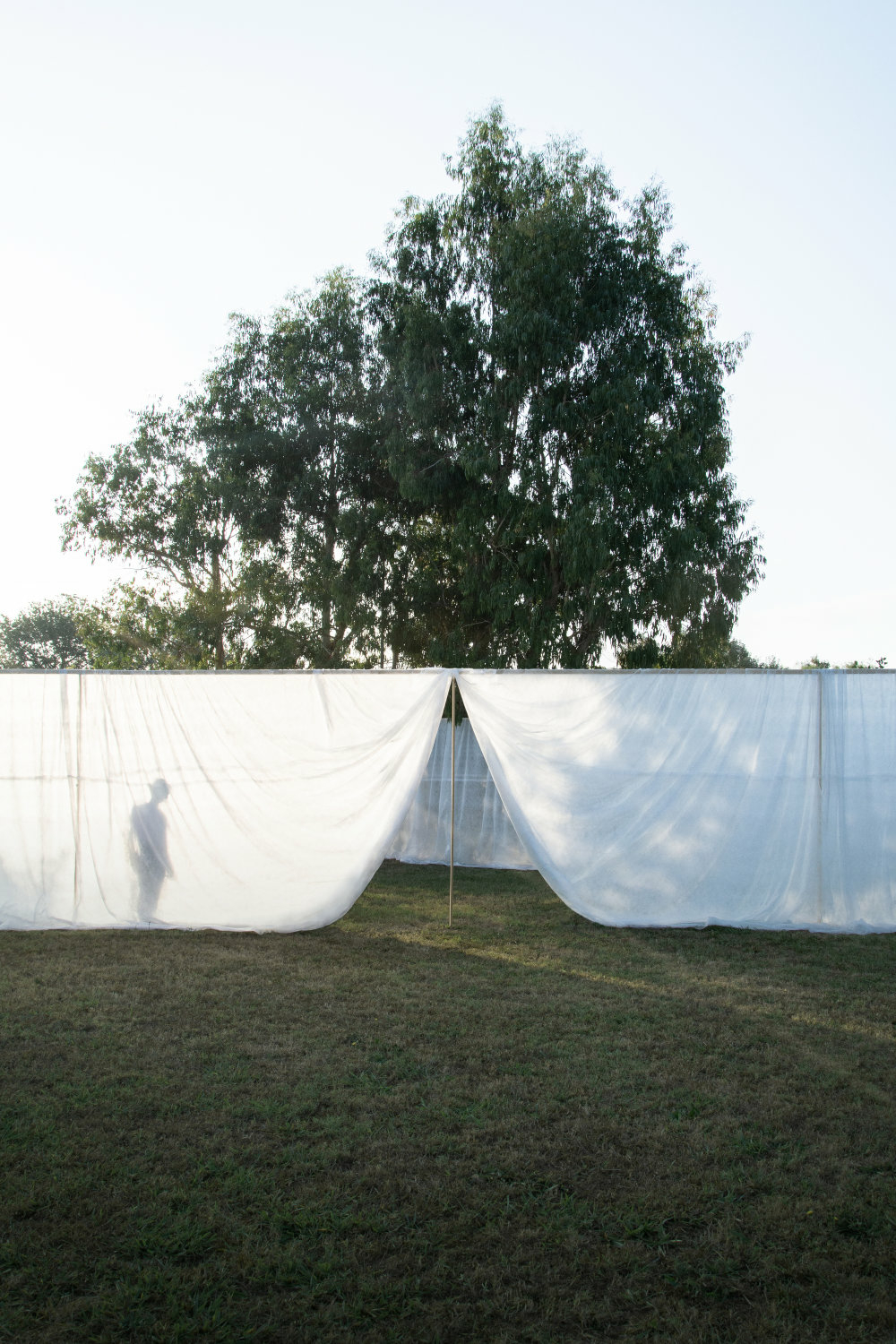 An einer emporgerafften Stelle erhielten Besuchende Zugang zum Pavillon.