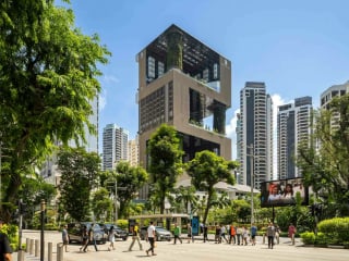 Anstelle eines weiteren konventionellen, monolithischen Turms hat das Architekturbüro WOHA eine 140 Meter hohe, luftige Open-Air-Architektur mit ausgedehnten, in das rechteckige Gebäude geschnittenen Grünflächen geschaffen. 