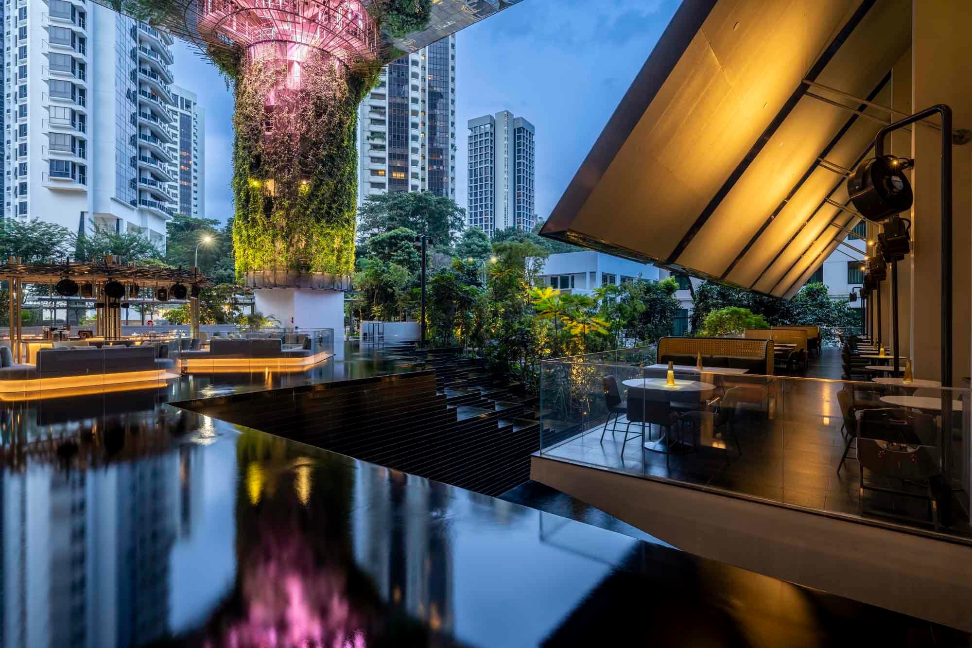 Die Waldterrasse, ausgestattet mit Pflanzen und Wasserfällen, bietet den Gästen eine Ruhepause vom Trubel von Orchard.
