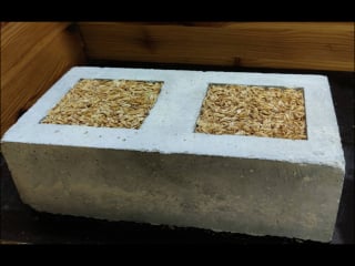 Betonbaustein aus rezyklierten Zuschlagstoffen und Reishülsenasche mit einer Reisstroh-Dämmung