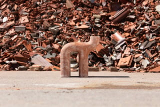 Im Rahmen des Forschungsprojektes wurde ein Möbelstück, der sogenannte Biocement Chair, entworfen. Er soll die Aufmerksamkeit auf den emissionsfreien Baustoff und seine Herstellung lenken.
