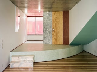 Das nach den Plänen von fala atelier fertiggestellte Wohnhaus schmiegt sich in die Blockrandbebauung.