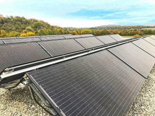 Äußerlich unterscheiden sich PVT-Kollektoren kaum von herkömmlichen Photovoltaikmodulen.