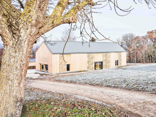 Das neue Kompetenzzentrum des Landesverbands für Obstbau, Garten und Landschaft besteht aus einem Nebengebäude mit Lager und Technikraum sowie einem Hauptgebäude mit Seminarraum, Foyer, Büros und einer Bibliothek.