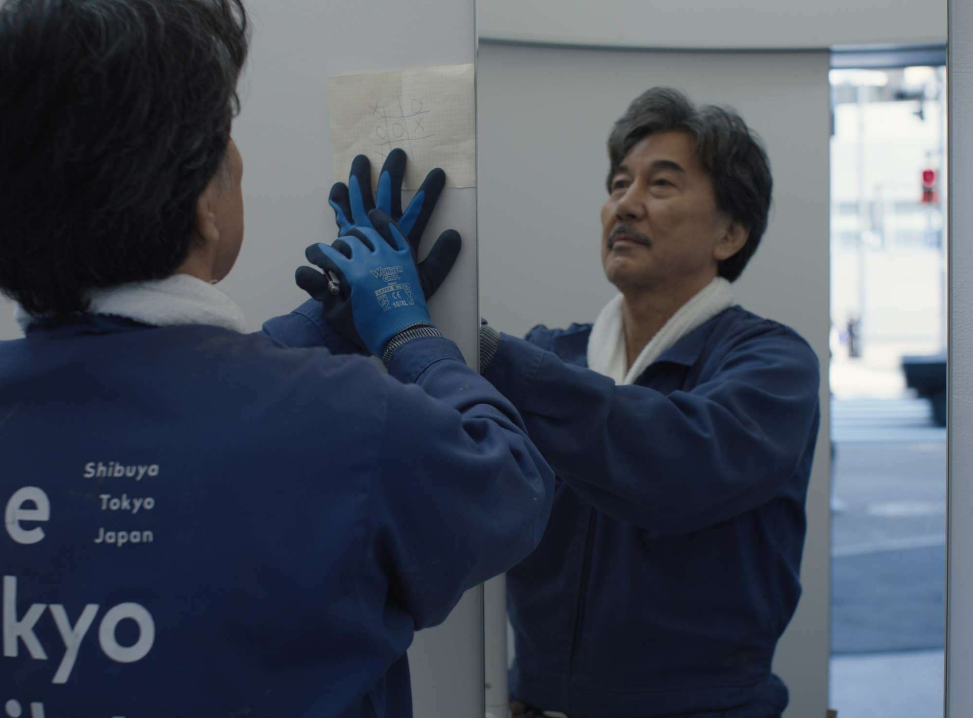 Der etwa zweistündige Film begleitet den Protagonisten Hirayama dabei, wie er öffentliche Toiletten in der japanischen Hauptstadt Tokyo täglich reinigt.