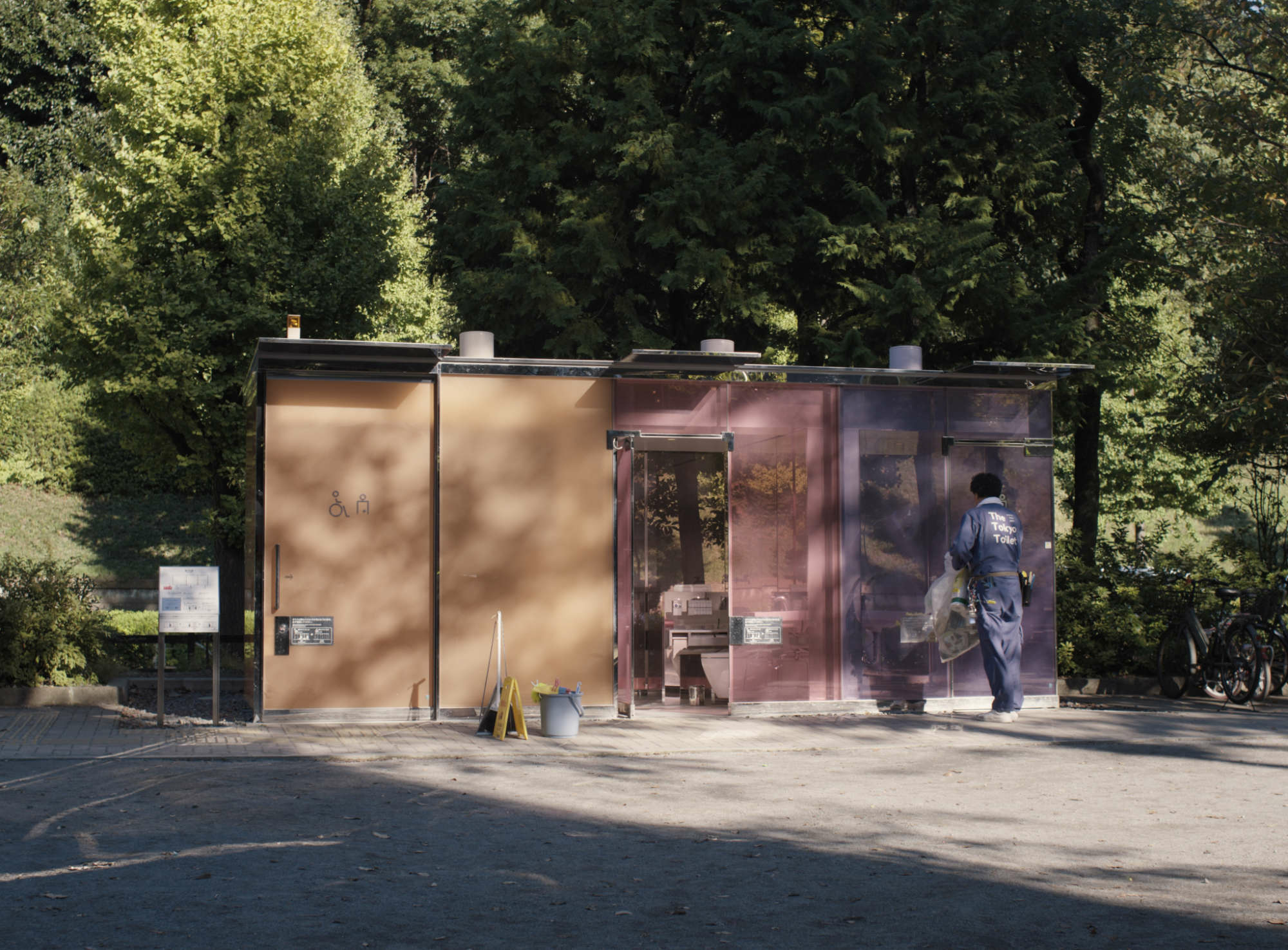 Einige öffentliche Sanitäranlagen, entworfen von namhaften Gestalter*innen im Rahmen des Stadterneuerungsprojekts "The Tokyo Toilet", finden sich als Drehorte in Wenders' Film wieder. Im Bild: Toilettenhaus von Shigeru Ban Architects.