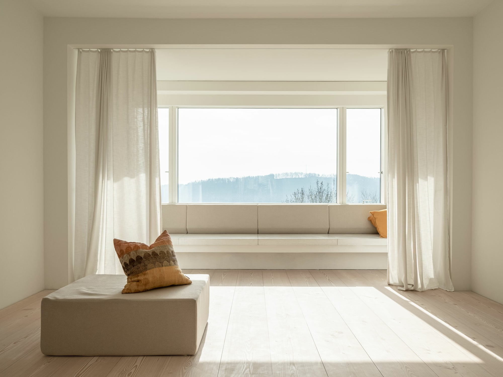 Dinesen hat seine Fußbodenkollektion Layers um die Holzarten Esche und Douglasie erweitert.