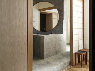 Studio LOES hat in Berlin-Charlottenburg eine Wohnung ausgebaut. In den sieben Zimmern wurden Eichenholzdielen und Natursteinplatten verlegt.