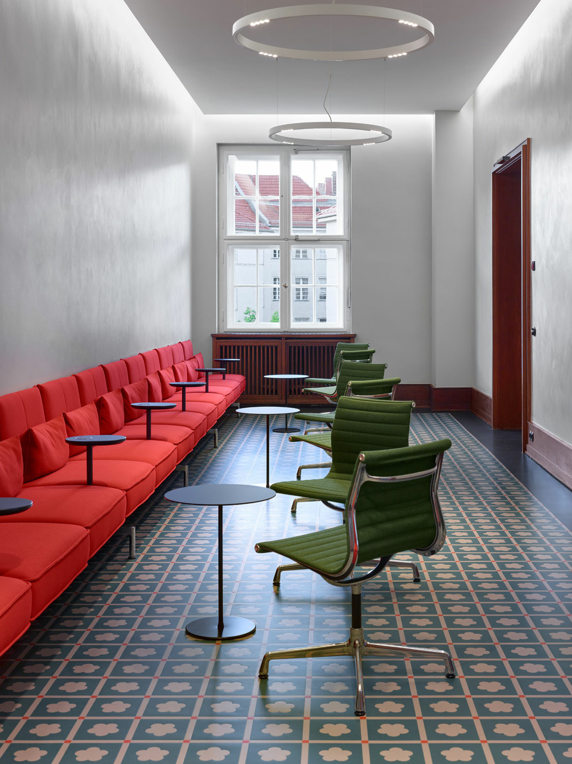 Im repräsentativen Vorraum zu den Konferenzräumen wurde ebenfalls Linoleum verlegt.