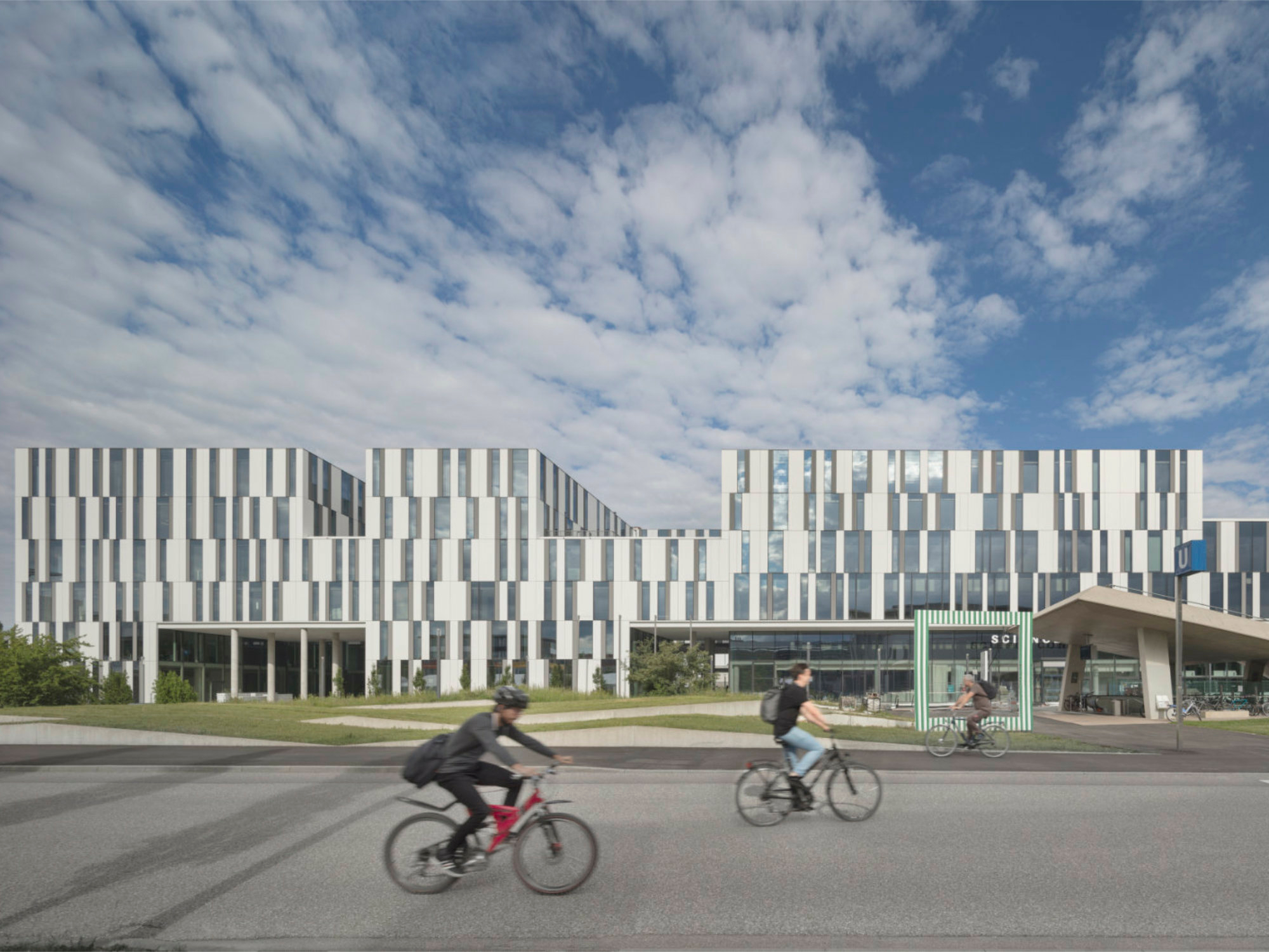 Nur wenige Gehminuten vom sogenannten Atom-Ei entstand der Neubau nach den Plänen von Nickl und Partner Architekten.