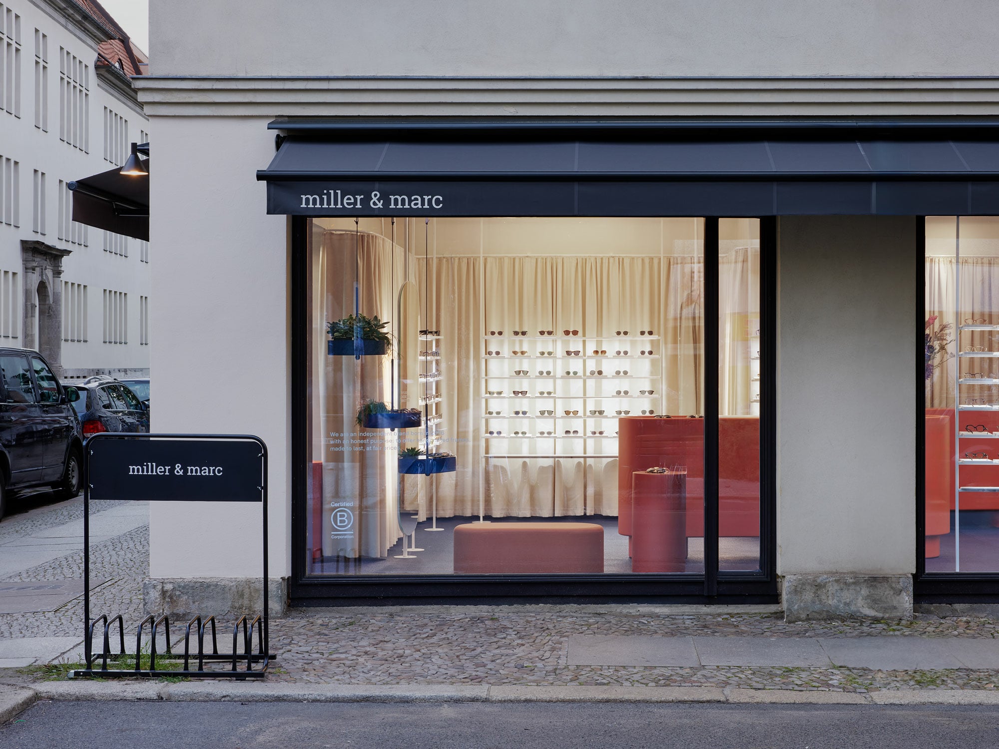 Fassade mit bodentiefen Schaufenstern