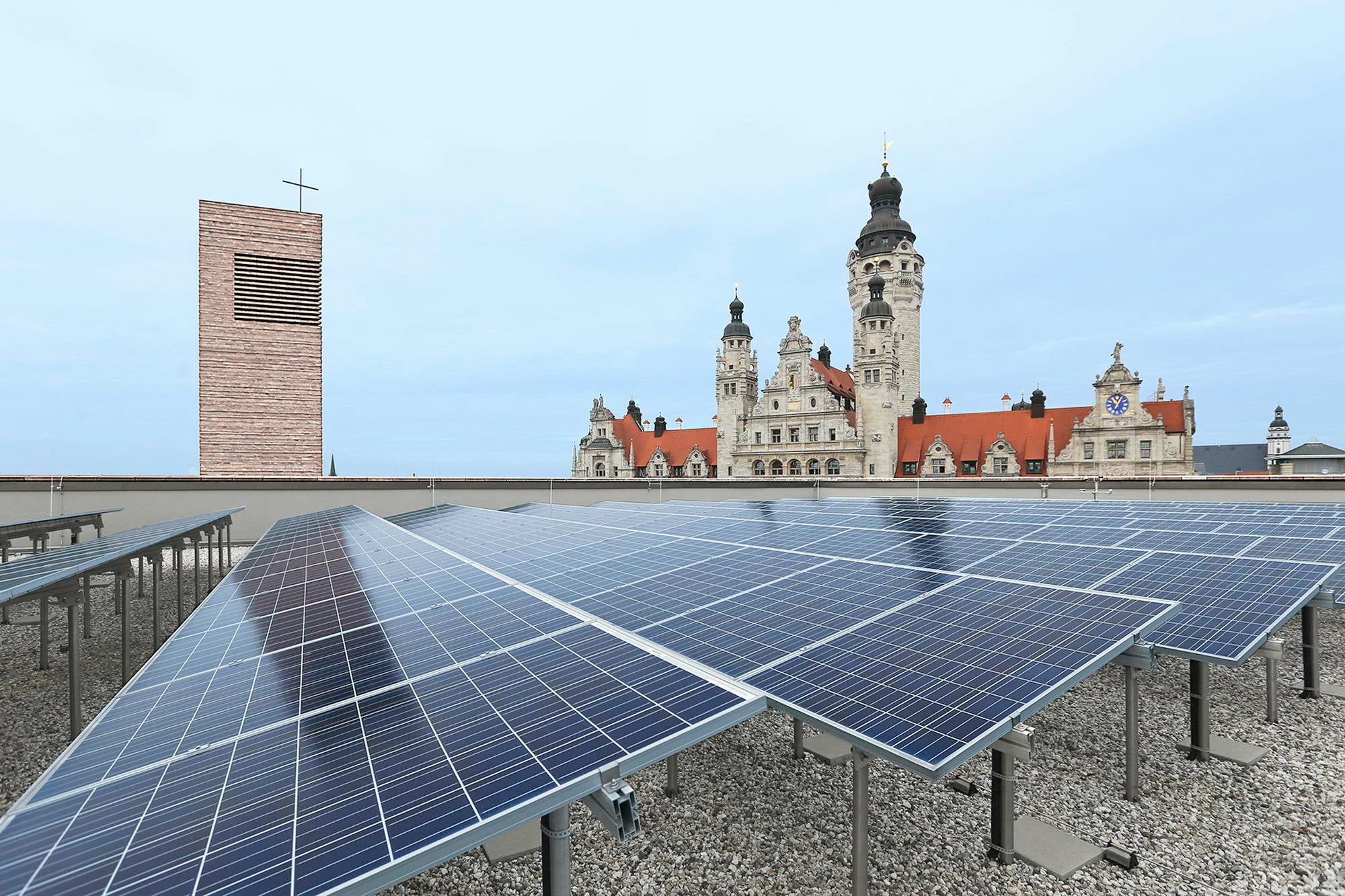 Die Photovoltaikanlagen am Kirchturm und auf dem Dach des Kirchsaals decken rund 40 Prozent des Strombedarfs der Gebäude..