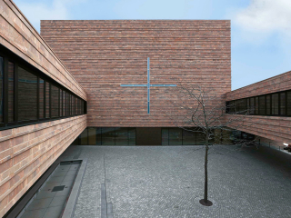 Mit religiöser Symbolik wird an und in der Kirche St. Trinitatis sparsam umgegangen, dafür soll ein gewisser Purismus des Raumes wirken. 