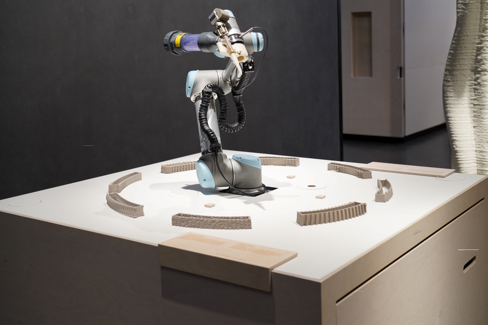 Robotergestütztes Extrusionsverfahren von Porzellan: Formexperimente mit textilähnlichen Einflechtungen im Futurium Berlin (Institute of Media and Design, TU Braunschweig)