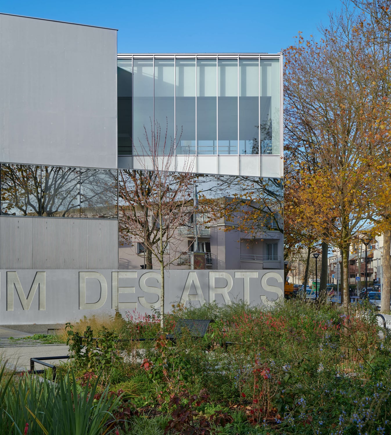 Die Fassade ist durch die verschiedenartig verarbeiteten Beton- und Glasflächen und geometrische Versätze geprägt. 