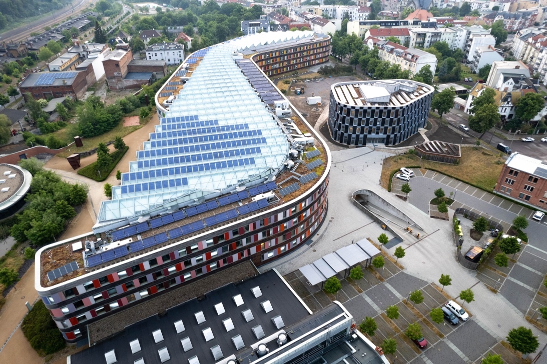 Als Plus-Energie-Gebäude soll der Neubau nicht nur Energie für den Eigenbedarf erzeugen, sondern auch einen Überschuss für die Liegenschaften.
