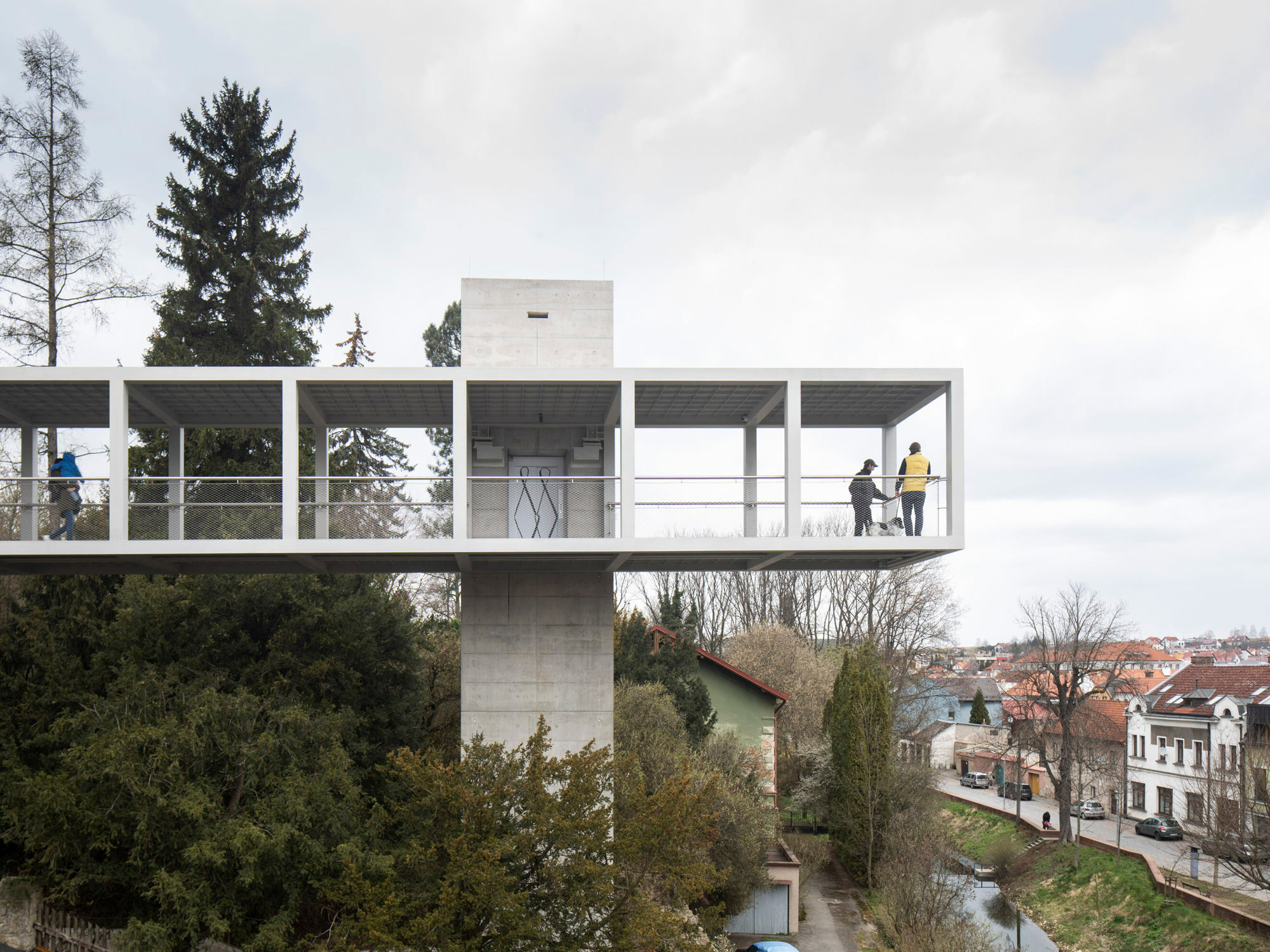In der tschechischen Stadt Litomyšl überwindet seit 2022 eine neue Brücke, entworfen von Ehl & Koumar Architekti, den Höhenunterschied im Flusstal.