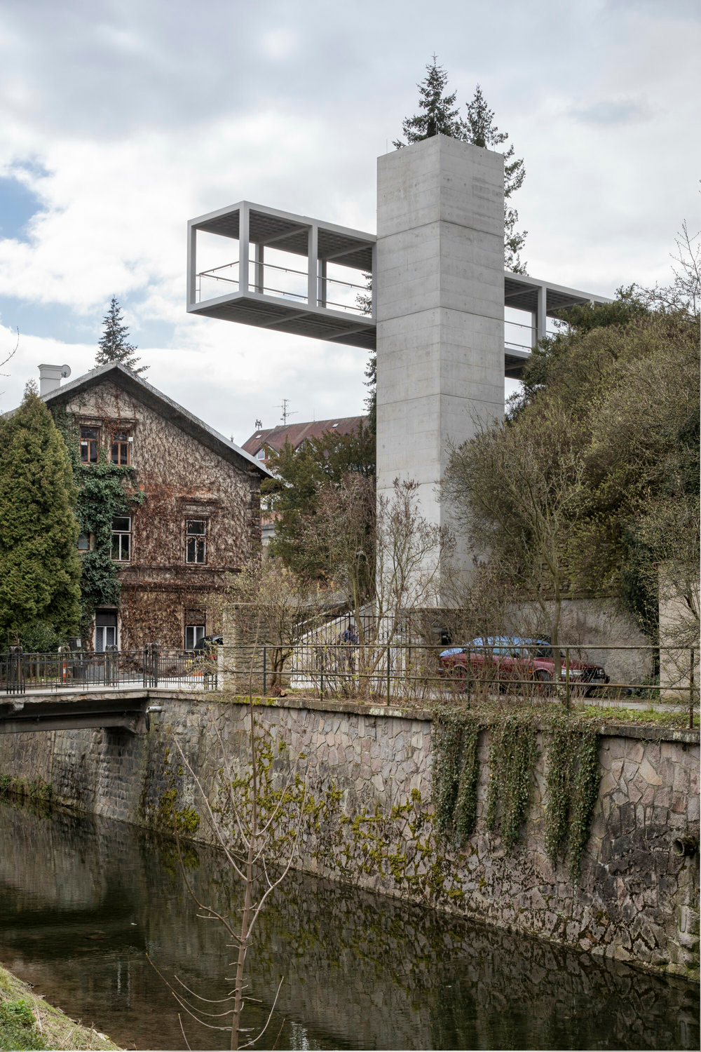 Um zum Aufzugsturm zu gelangen, muss eine kleine Brücke über das Flüsschen Loucná genommen werden.