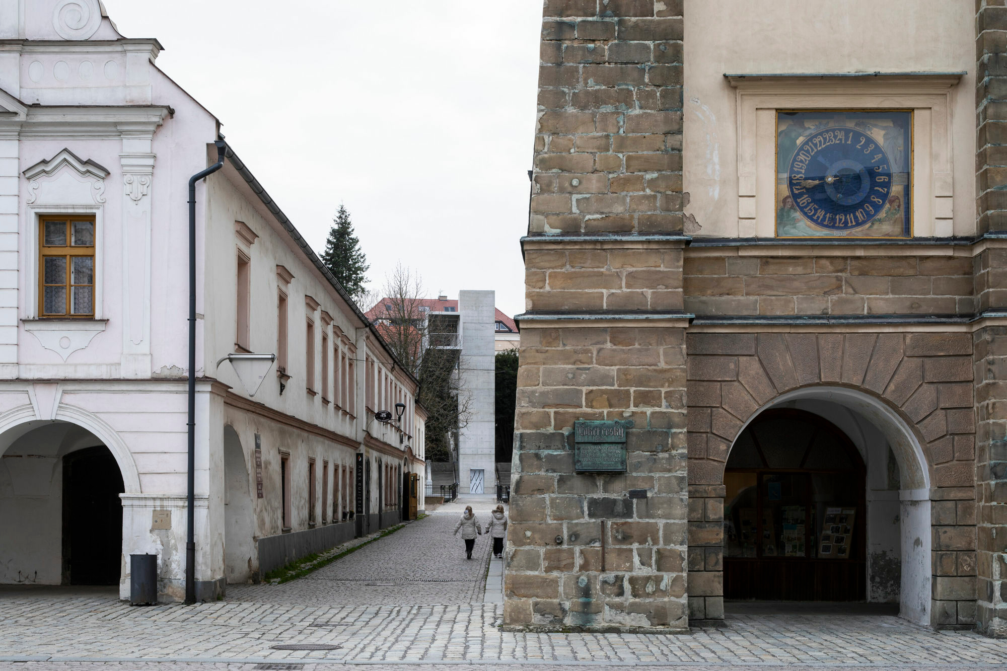 Schon von der Altstadt aus, durch die Ropkova-Straße blickend ist der Aufzugturm sichtbar.