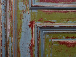 Ein Rohling ist ein noch nicht fertiges Bauteil, Musterstück oder ähnliches Exemplar, das sich vor der endgültigen Fertigstellung und damit noch im Bearbeitungsprozess befindet. Im Bild: Türflügel im Prozess des Umlackierens