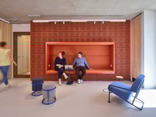 Das Architekturbüro Kinzo hat die Arbeitsräume und Gemeinschaftszonen des Versicherungsunternehmens Münchener Verein in München als Showroom für das Handwerk inszeniert. Das Gebäude stammt von SCOPE Architekten aus Stuttgart, die auch als Generalplaner fungierten.