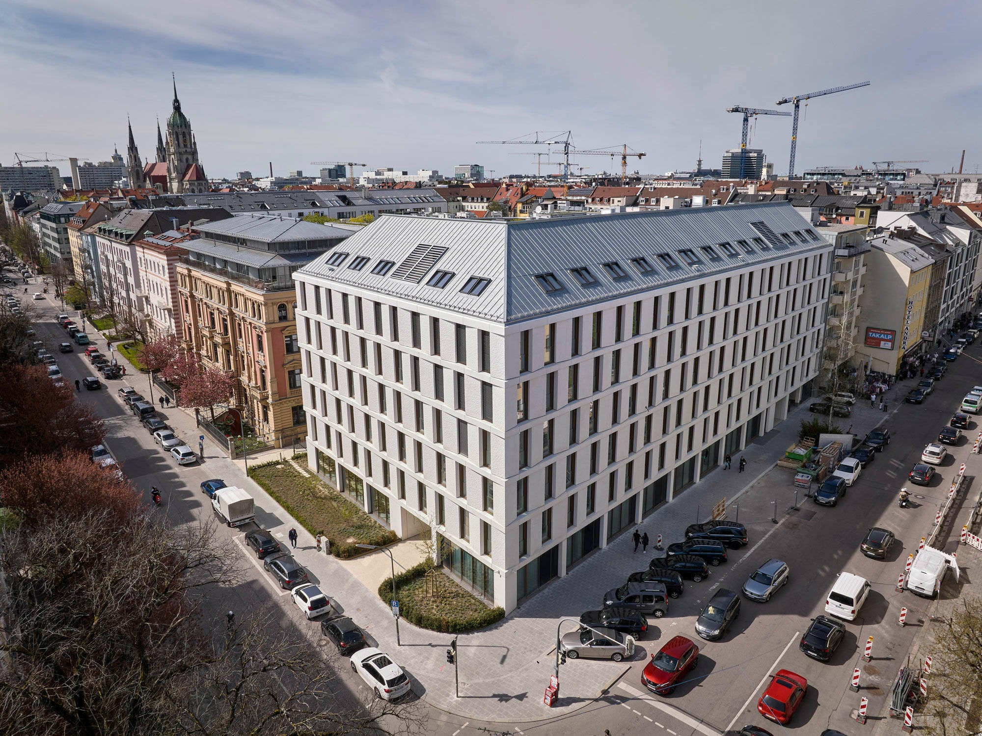 Außenansicht des Gebäudes mit der markanten Fassadengestaltung, das über eine Fläche von 3800 Quadratmeter verfügt.