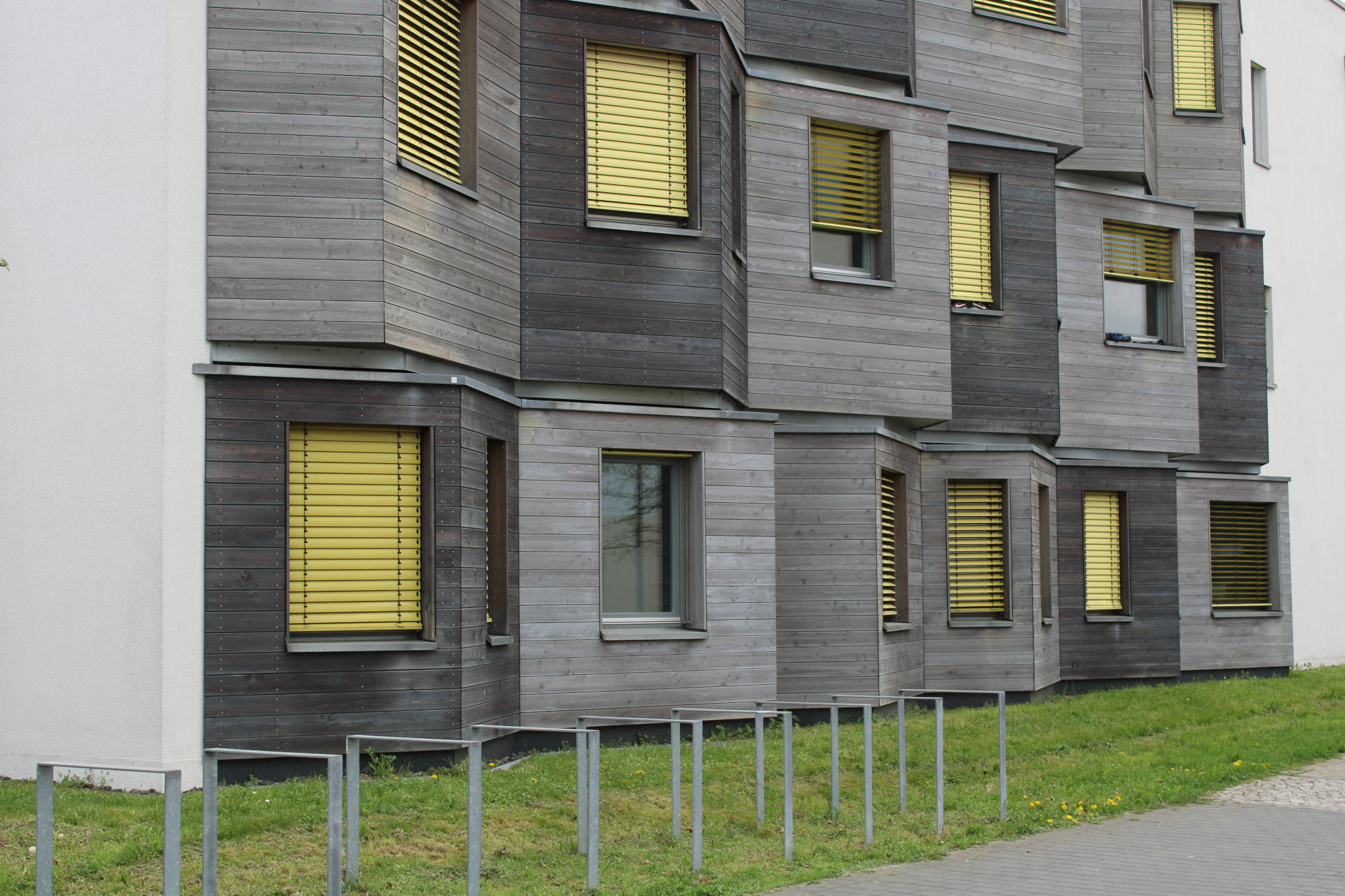 Bei allen Gebäuden, die von Menschen zu Aufenthaltszwecken genutzt werden, ist der Schutz vor Außenlärm zu berücksichtigen (Abb.: Holzrahmenbauelemente als Erker beim Studentendorf Adlershof in Berlin; Architektur: Die Zusammenarbeiter, Berlin 2014)