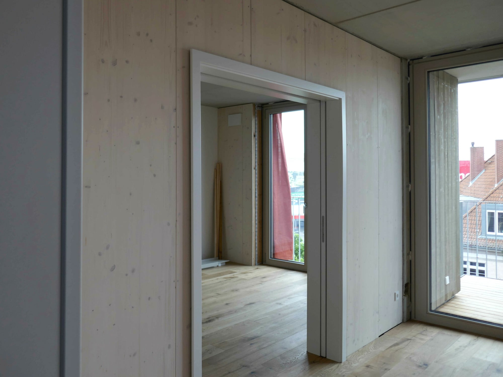 Für den Luftschall-Nachweis von Holzmassivbauteilen sowie für haustechnische Anlagen allgemein gibt es derzeit noch kein normativ geregeltes Prognoseverfahren.