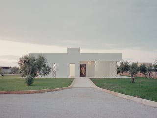 Das römische Architekturbüro Margine hat in der Umgebung vom süditalienischen Lecce ein Haus ganz in Weiß gebaut, das die Bautraditionen der Gegend aufnimmt.