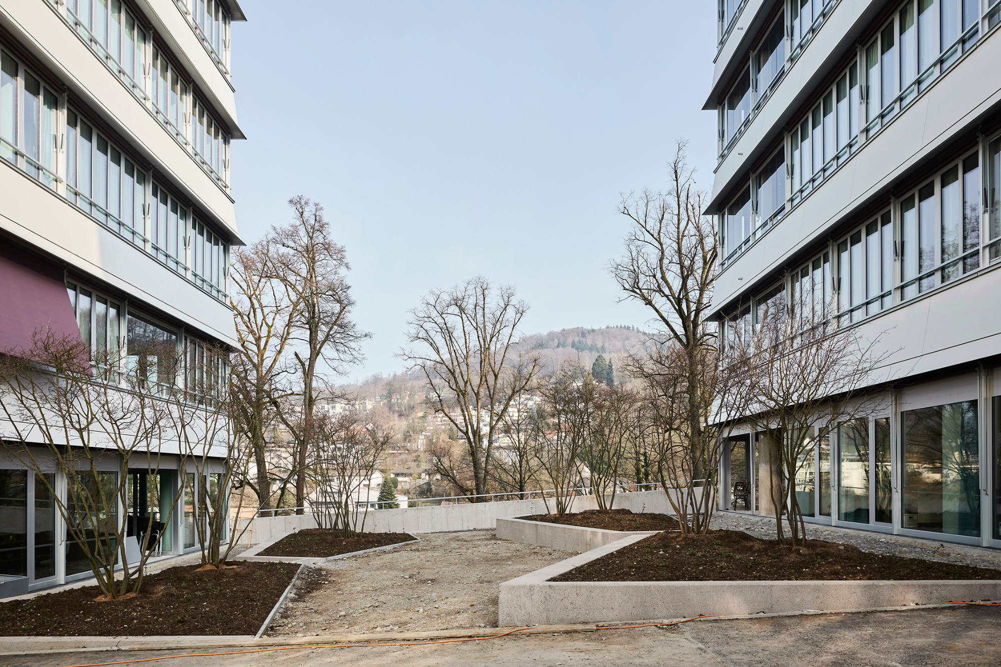 Das heute verglaste Erdgeschoss war einst offen und wurde als Parkplatz genutzt.