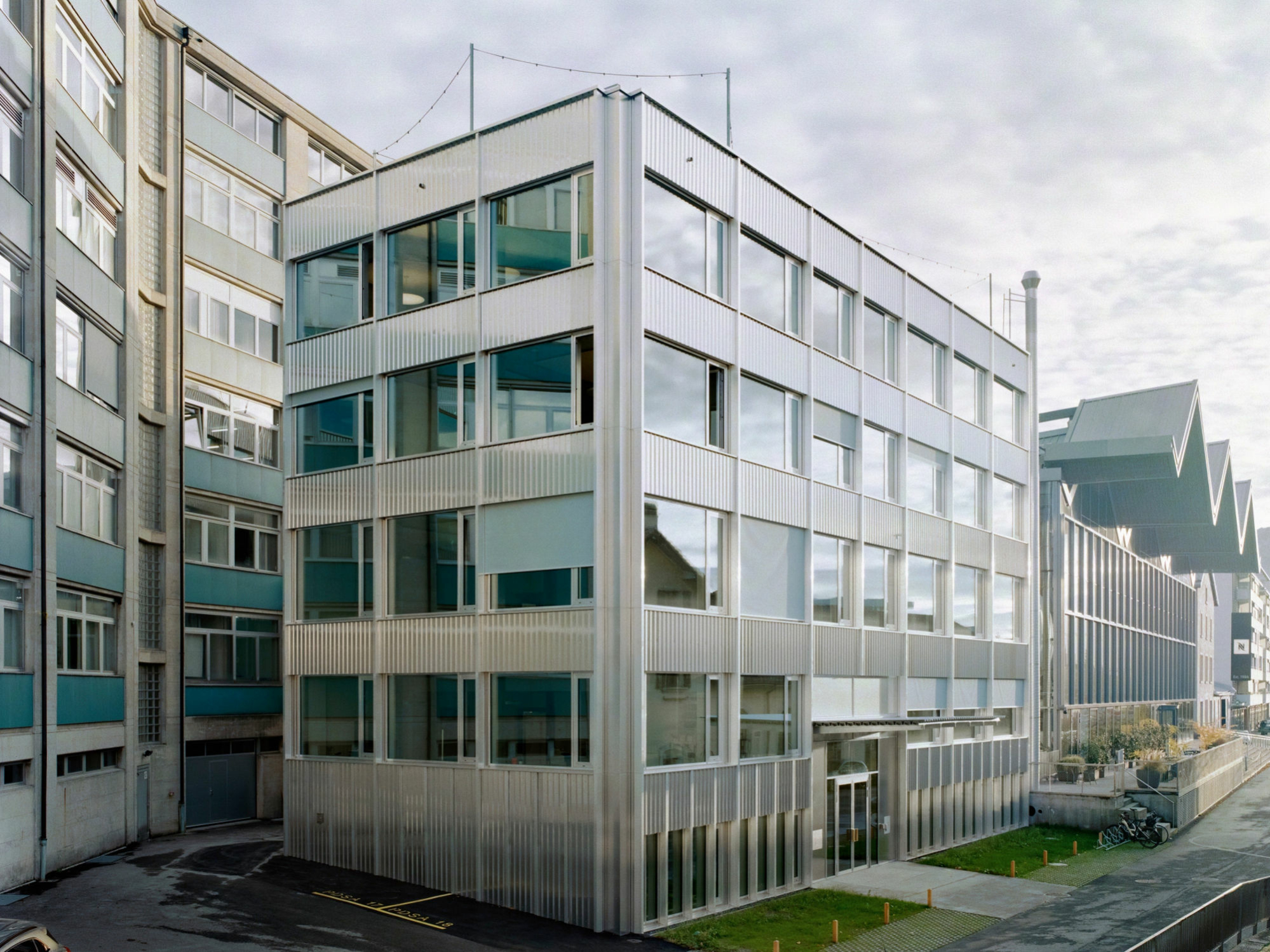 Rapin Saiz Architectes waren für Umbau und Aufstockung eines Industriebaus in Veyvey zuständig.