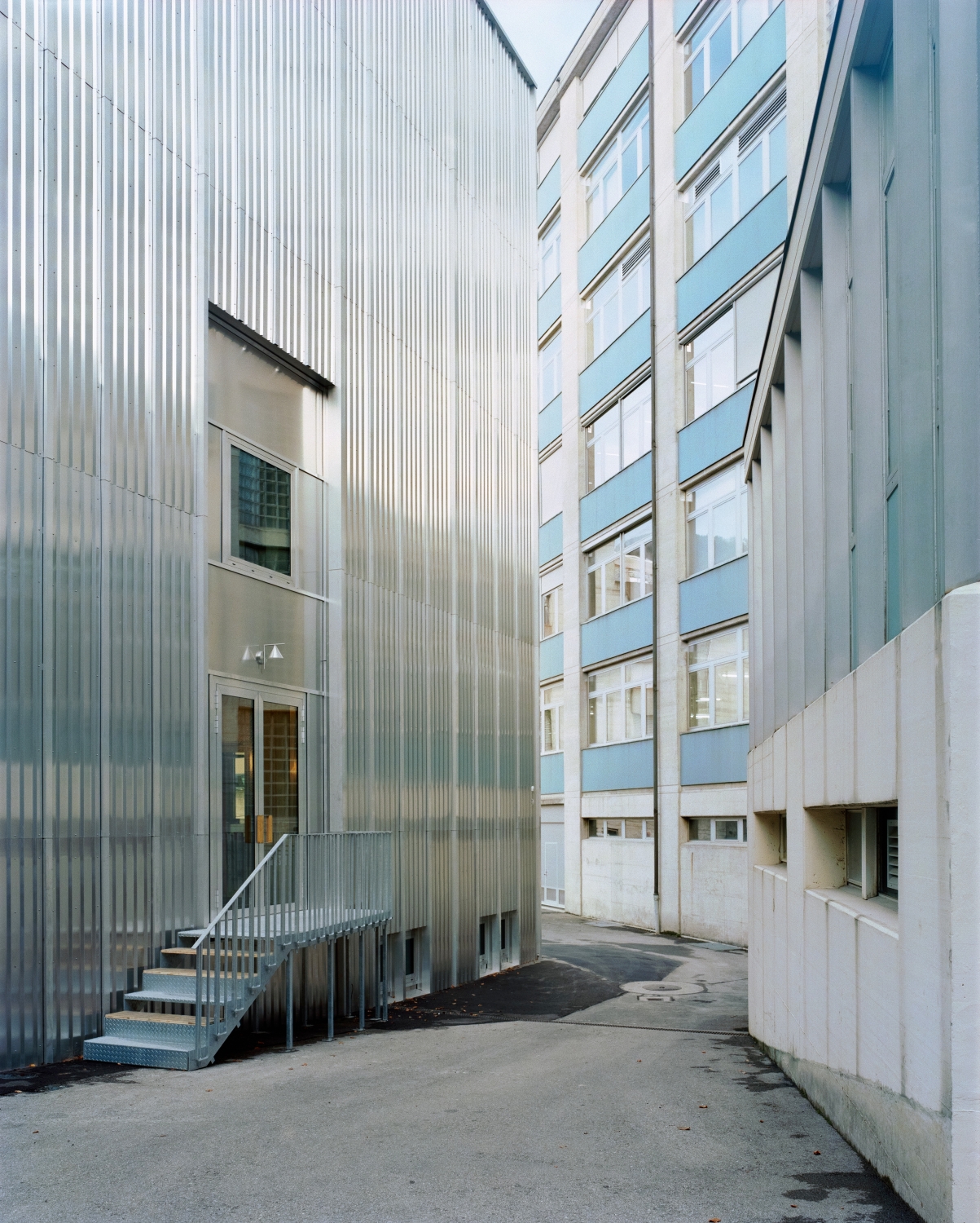 Neu ist die Fassadenverkleidung aus Aluminium-Trapezblech.