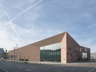 Das 2024 fertiggestellte Heidelberg Congress Center haben Degelo Architekten aus Basel geplant.
