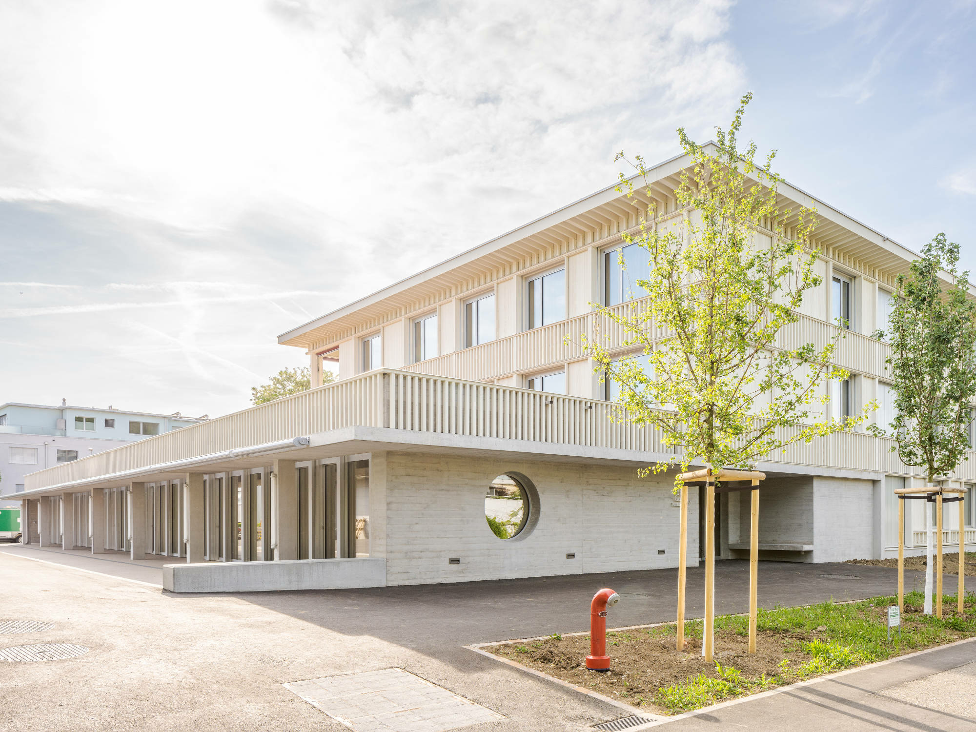 Mit dem Wohn- und Atelierhaus Romeo hat das Planungsbüro Metron einen reduzierten Neubau geschaffen, der Wohn- und Arbeitsäume für Menschen mit Behinderung unter einem Dach vereint.
