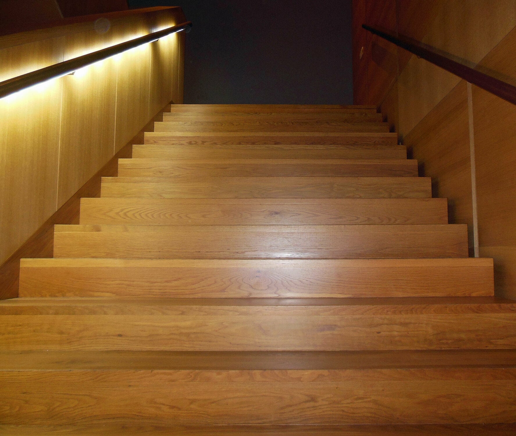 Bei Treppen werden Lichtvouten üblicherweise an der Unterseite des Handlaufs installiert.