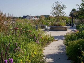 Von einem Rhein-Schiff ist das Deck Twenty One genannte Bürogebäude in Düsseldorf inspiriert. 