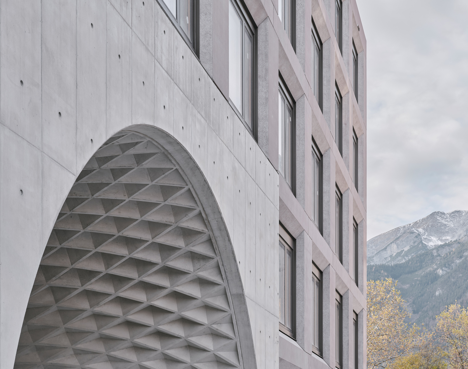 Die eindrucksvolle Untersicht des Portals wurde als Kunst-am-Bau-Projekt realisiert.
