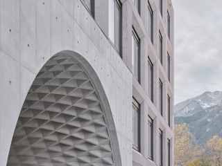 Haupteingang zum Ágnes-Heller-Haus der Universtität Innsbruck nach Plänen von mohr niklas architekten und mit einem Kunst-am-Bau-Projekt von Peter Sandbichler 