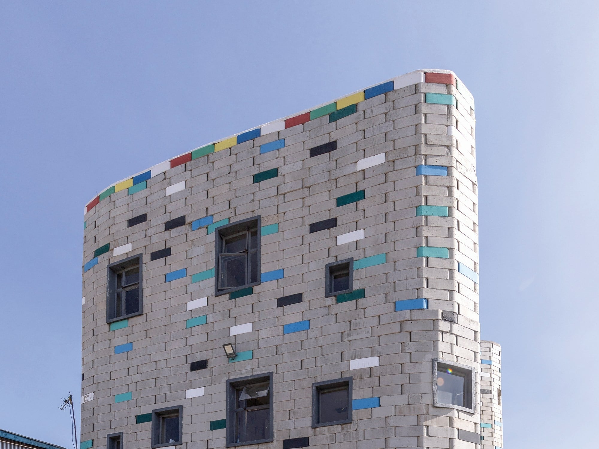 Der kleine neue Leuchtturm von Kibera setzt sich aus rund 7.000 Betonhohlsteinen zusammen.