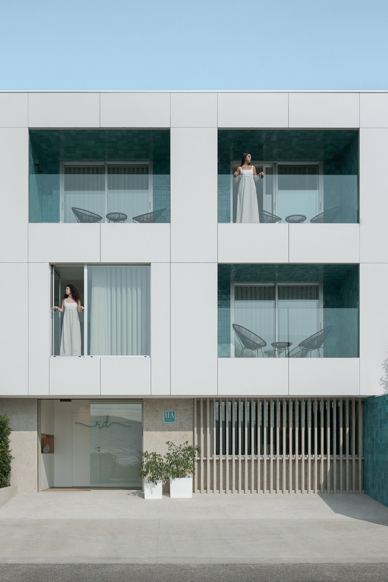 Jedes Apartment verfügt über eine geräumige Loggia, deren Wände und Decken mit türkisfarben schillernden, kleinen, quadratischen Fliesen ausgekleidet wurden.