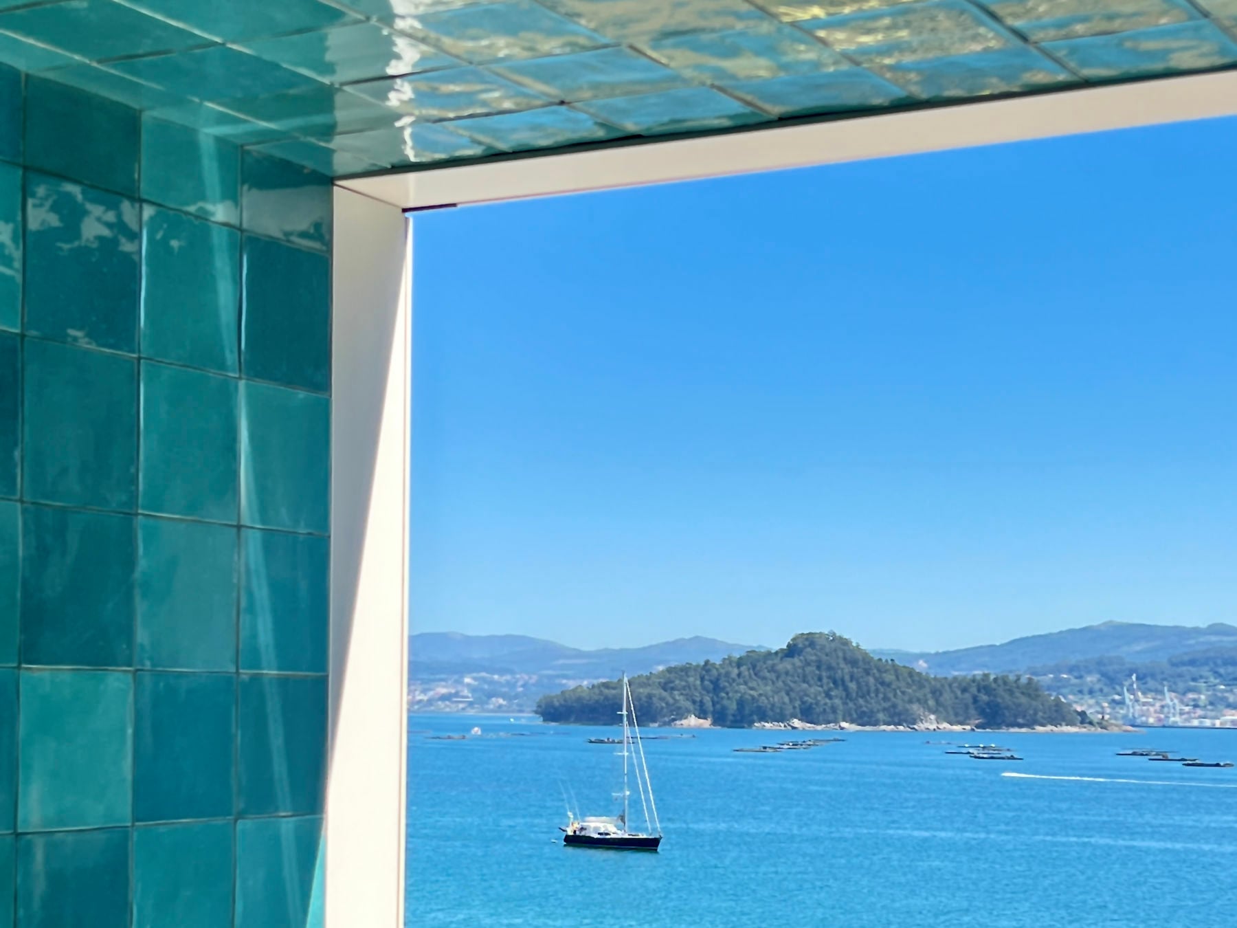 Das Architekturbüro Paco Galiñanes hat ein ungenutztes, mehr als fünfzig Jahre altes Apartmenthotel an der Atlantikküste Spaniens revitalisiert. 