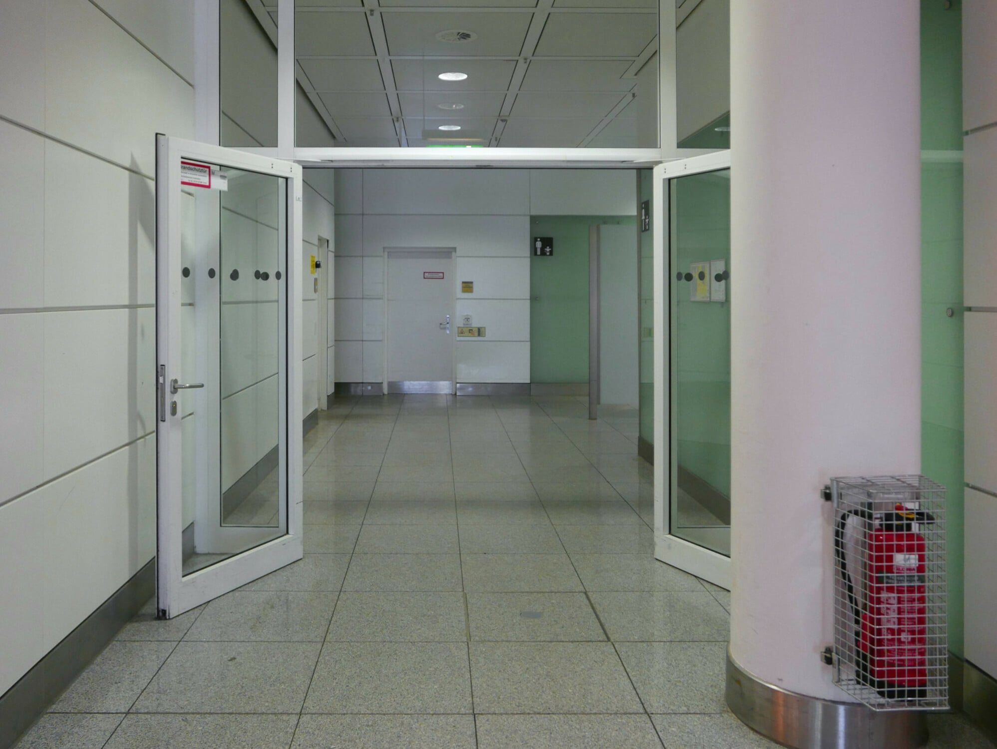 Um Planenden die Installation und Konfiguration automatischer Türsysteme zu erleichtern, hat der Hersteller Eco Schulte ein Online-Tool für interaktive Kabelpläne entwickelt.