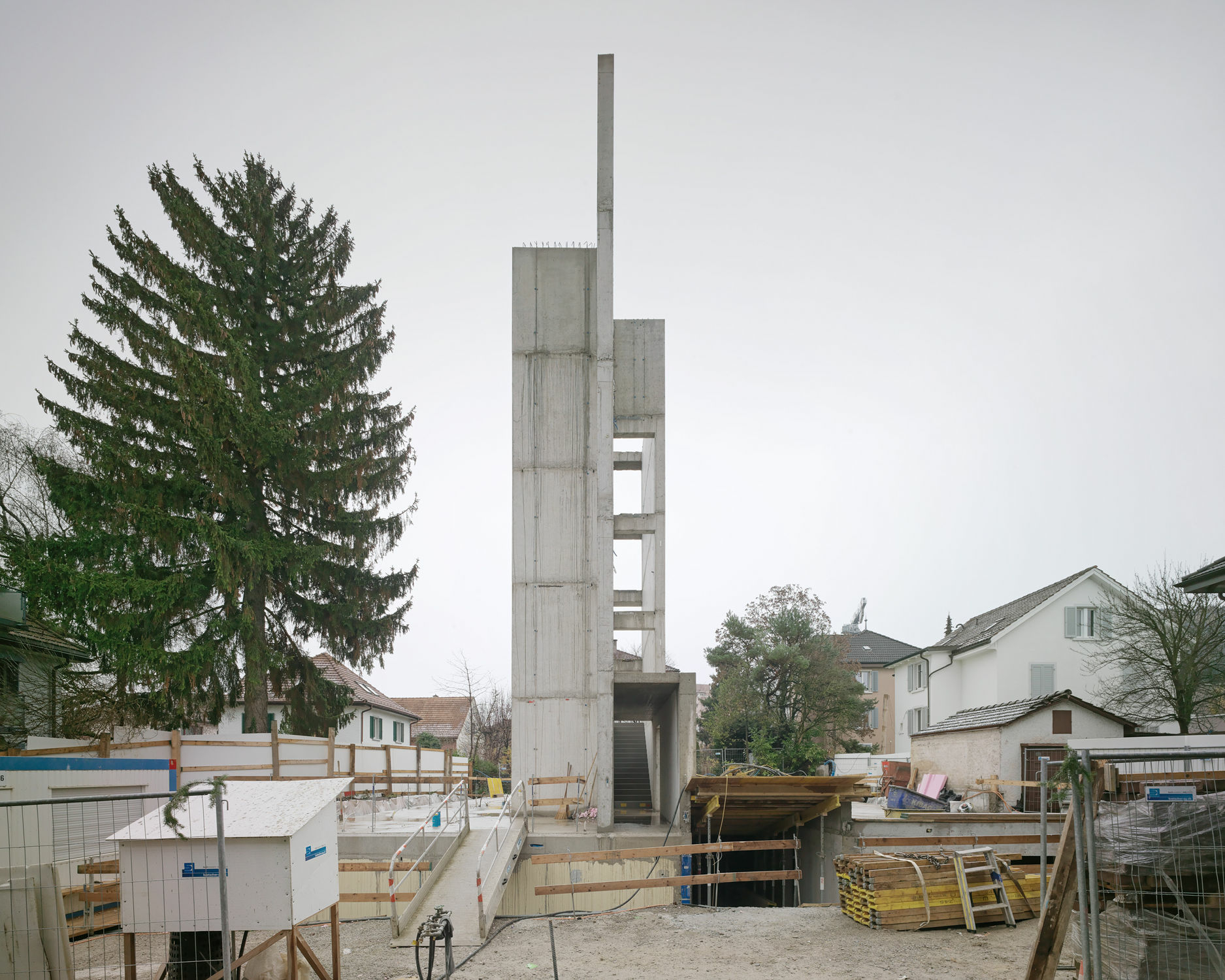 Die Teilung der Parzellen bildet sich in der Grundstruktur des Gebäudes ab. Eine Brandwand aus Beton zieht sich durch die Längsseite des Gebäudes und teilt es in die unterschiedlichen Nutzungseinheiten der beiden Eigentümer-Familien.