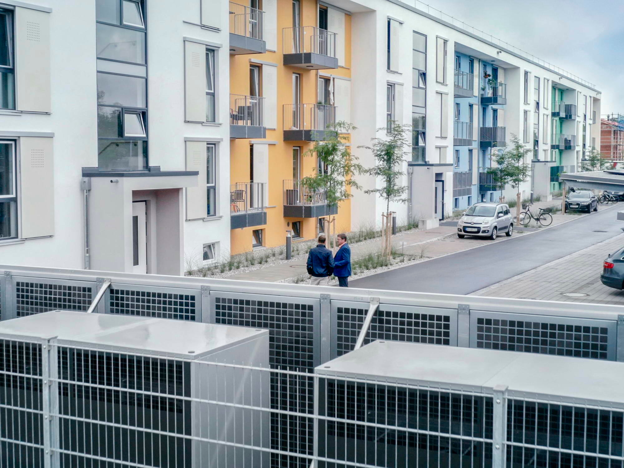 In Burghausen wurde ein 108 Meter langer Komplex mit 42 Mietwohnungen fertiggestellt, die von Wärmepumpen mit Wärme versorgt werden.