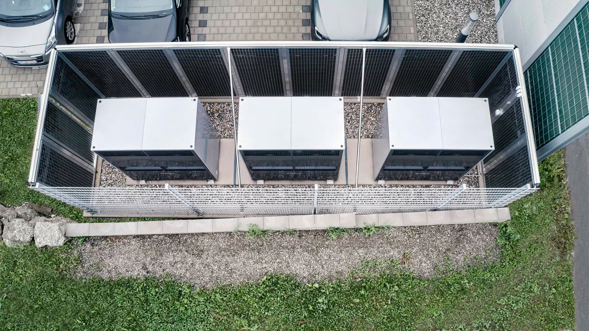 Bei der Luft-Wasser-Wärmepumpen-Kaskade kamen drei Logatherm WLW286-38 A mit einer Gesamtleistung von 114 kW zum Einsatz.