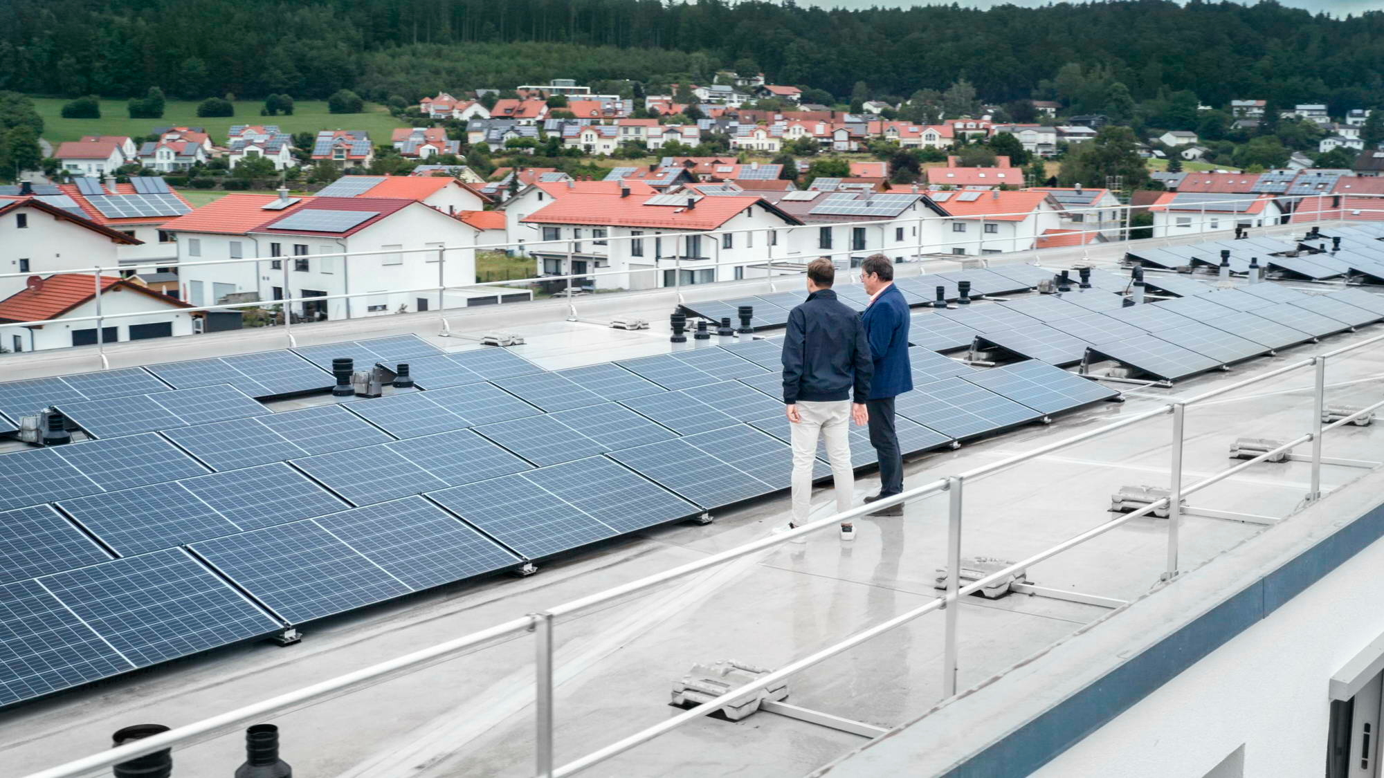 Auf dem Dach befindet sich eine großzügig dimensionierte Photovoltaikanlage mit 270 Modulen und einer Fläche von 500 Quadratmetern.. 